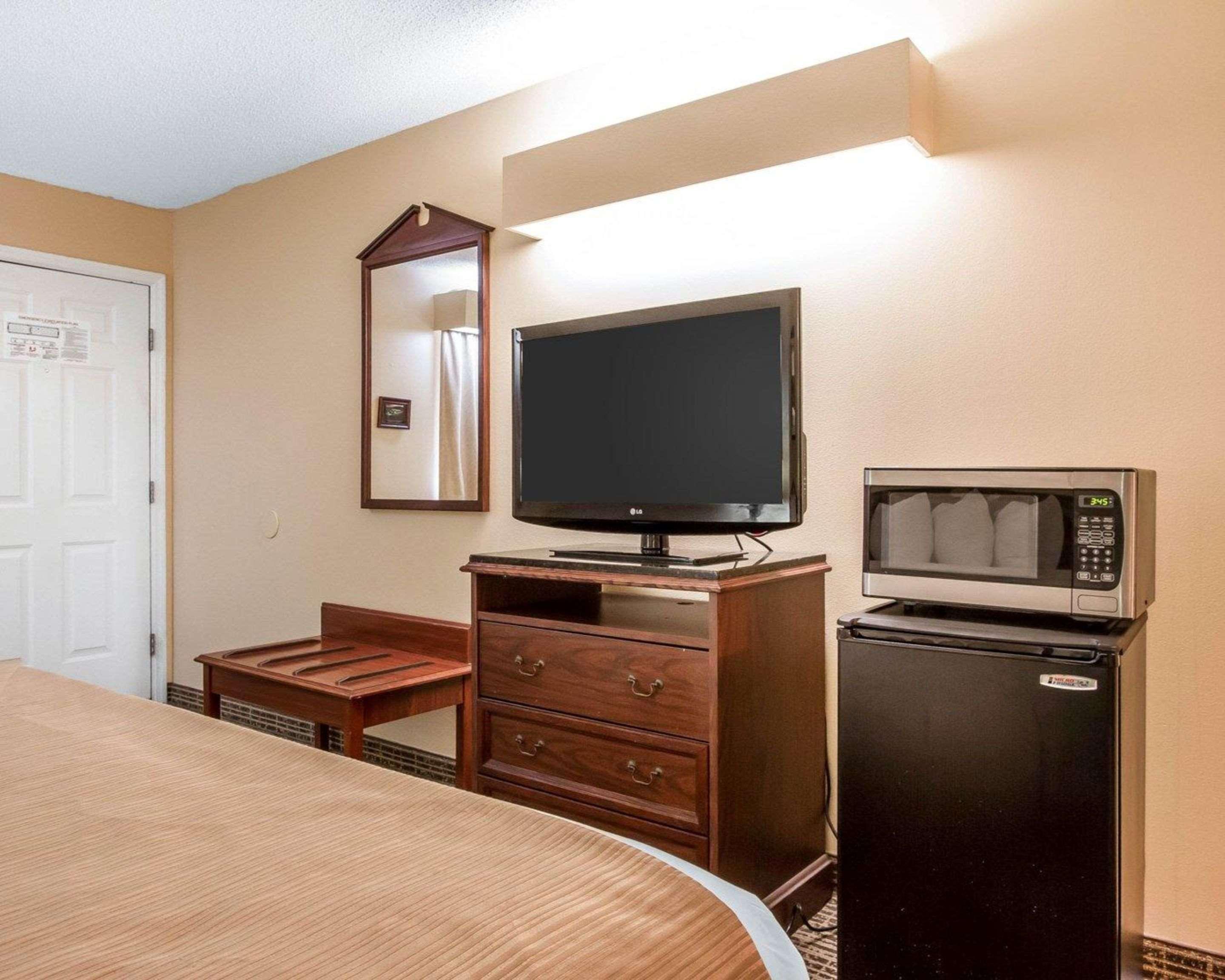 Baymont By Wyndham Selma Hotel Exterior photo