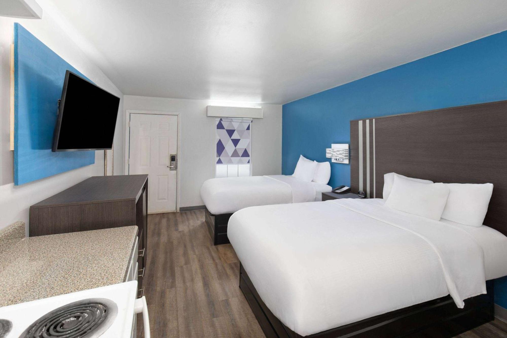Baymont By Wyndham Selma Hotel Exterior photo