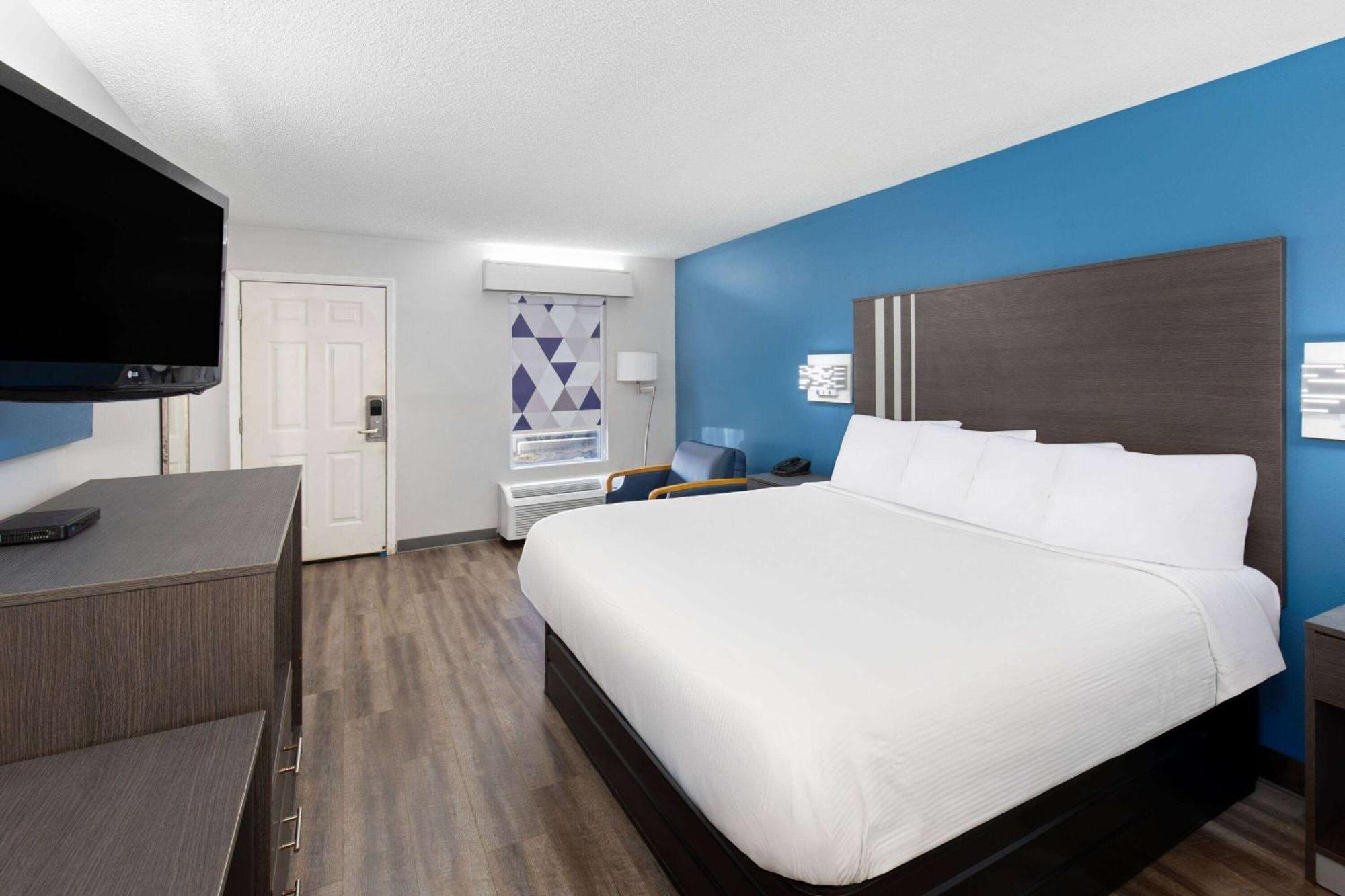 Baymont By Wyndham Selma Hotel Exterior photo