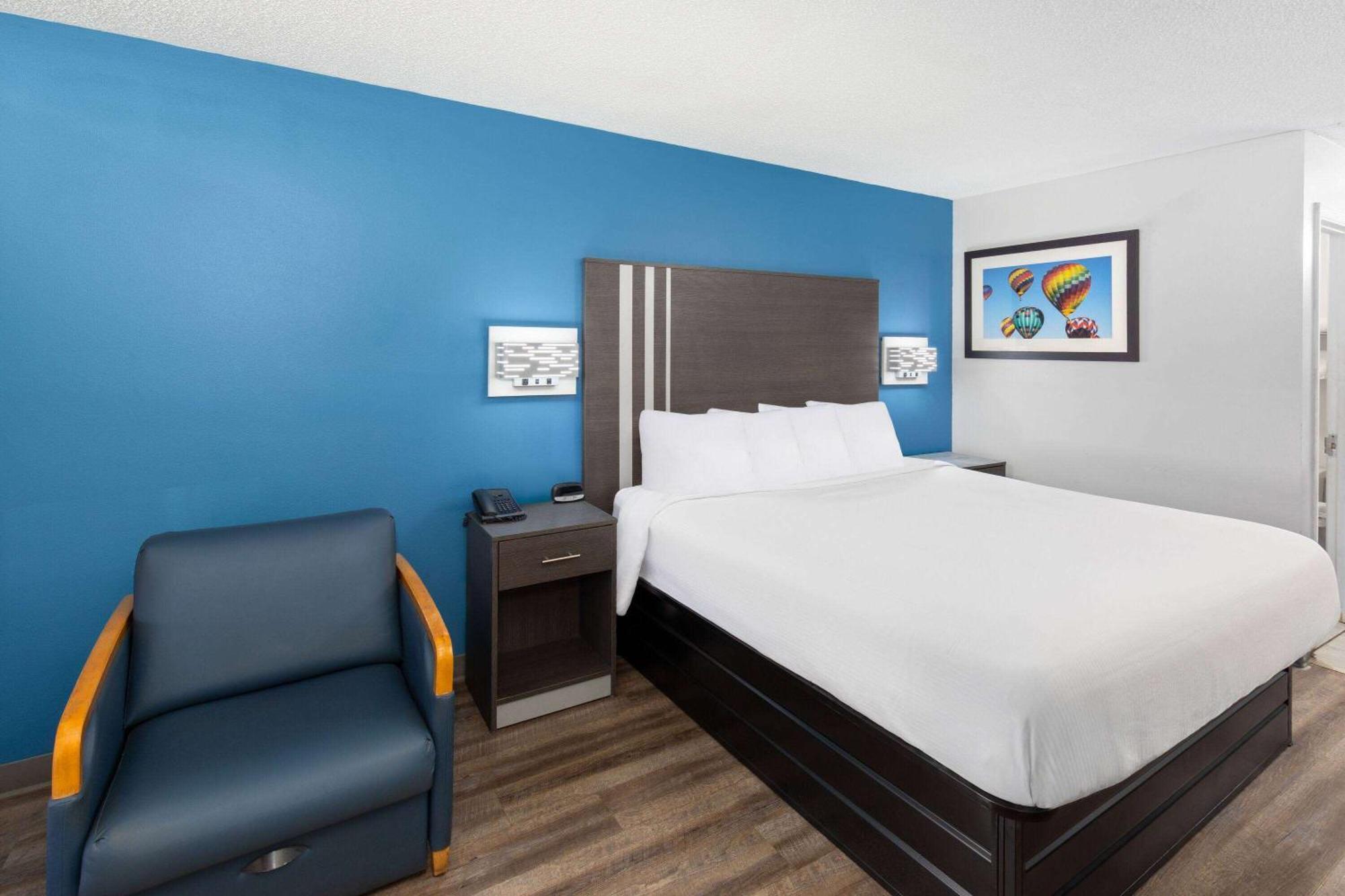 Baymont By Wyndham Selma Hotel Exterior photo