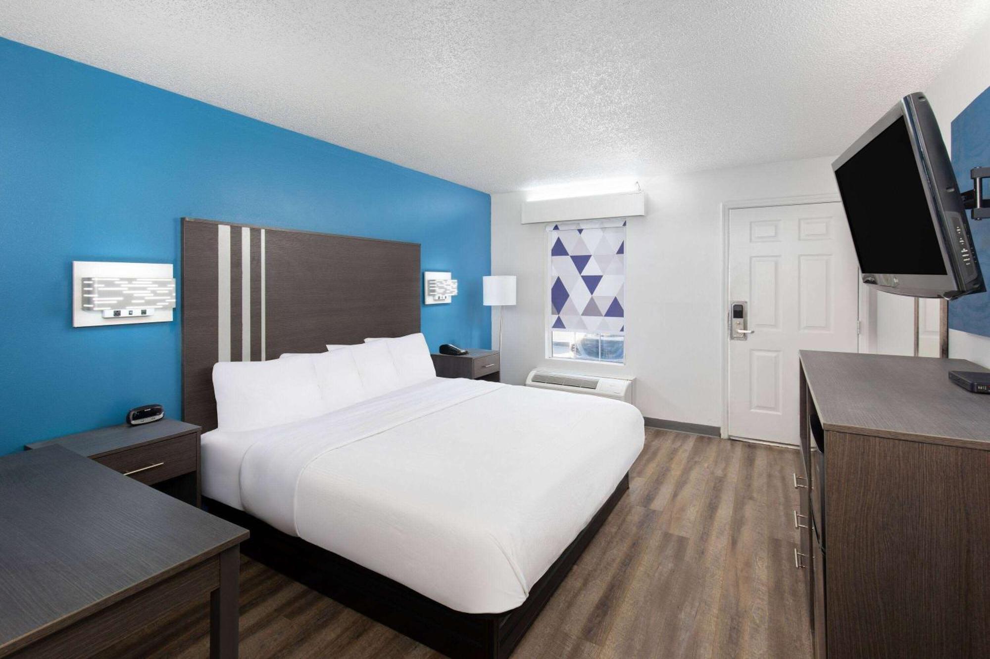 Baymont By Wyndham Selma Hotel Exterior photo