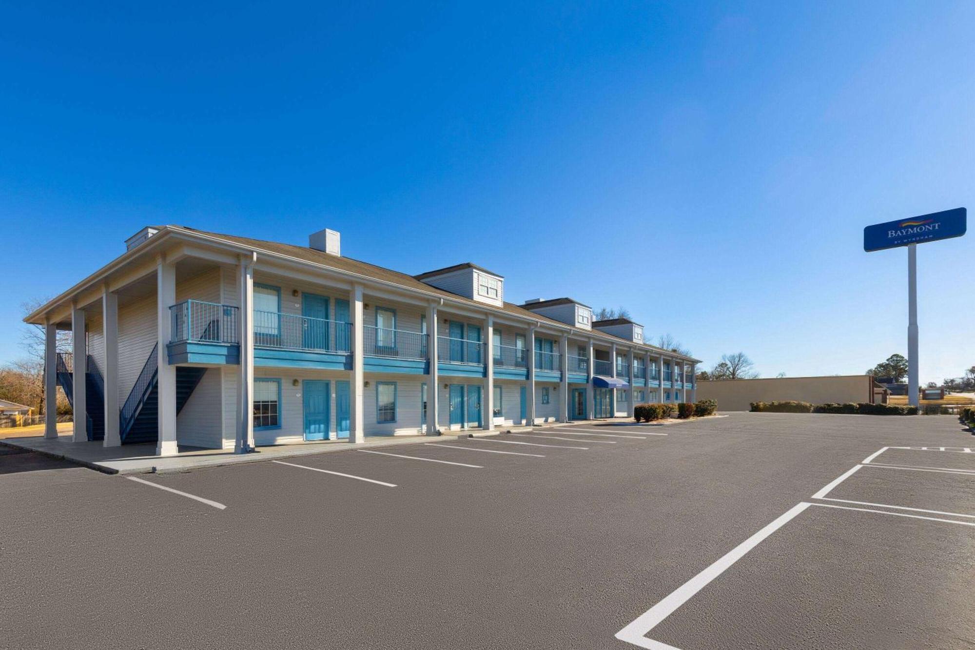 Baymont By Wyndham Selma Hotel Exterior photo